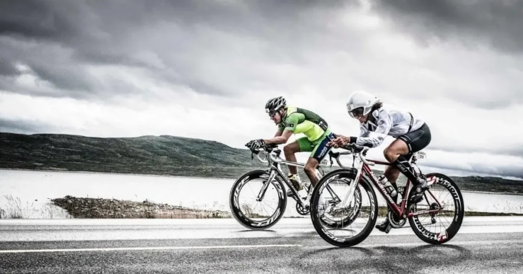 Bilde av to syklister i overskyet vær. Bilde er redigert med mye kontrast på fargene. Proffesjonelt laget bilde