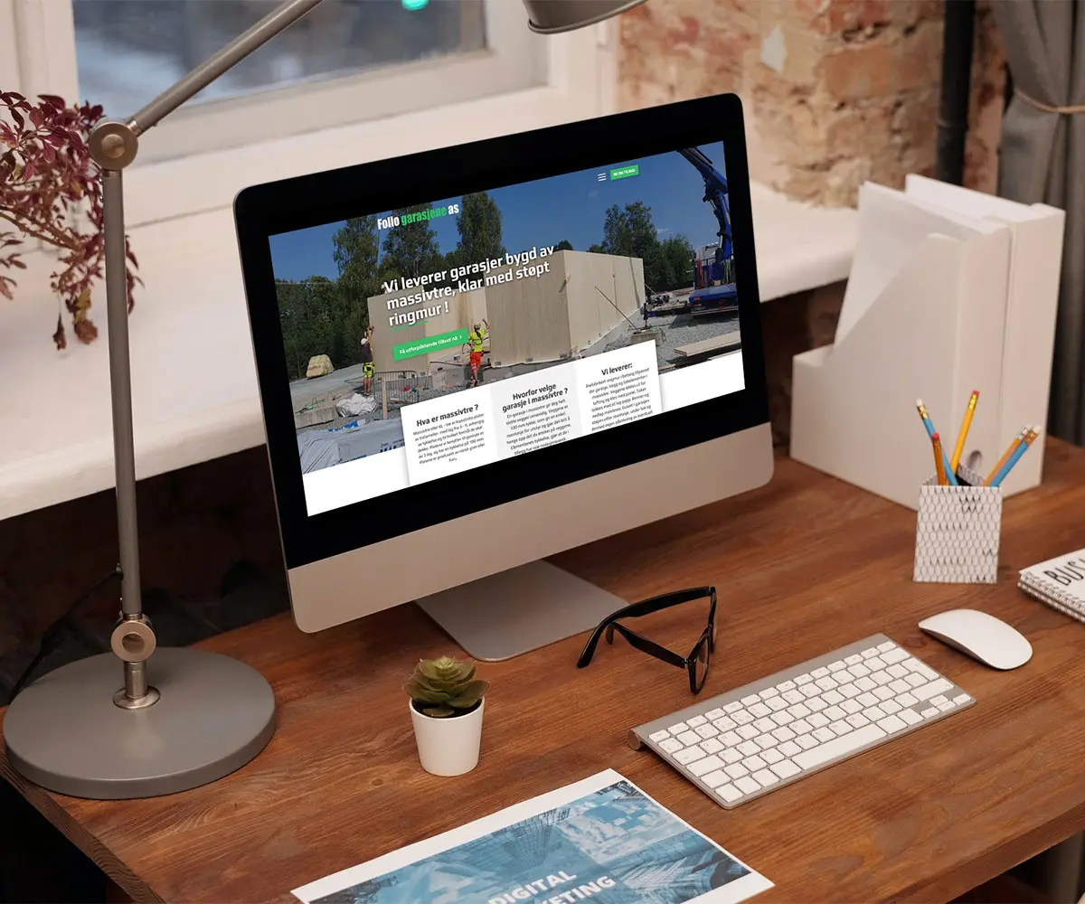 Bilde av en Mac skjerm på et skrivebord. På skjermen er det follogarasjen sin hjemmeside, i samarbeid med UndrumDesign.