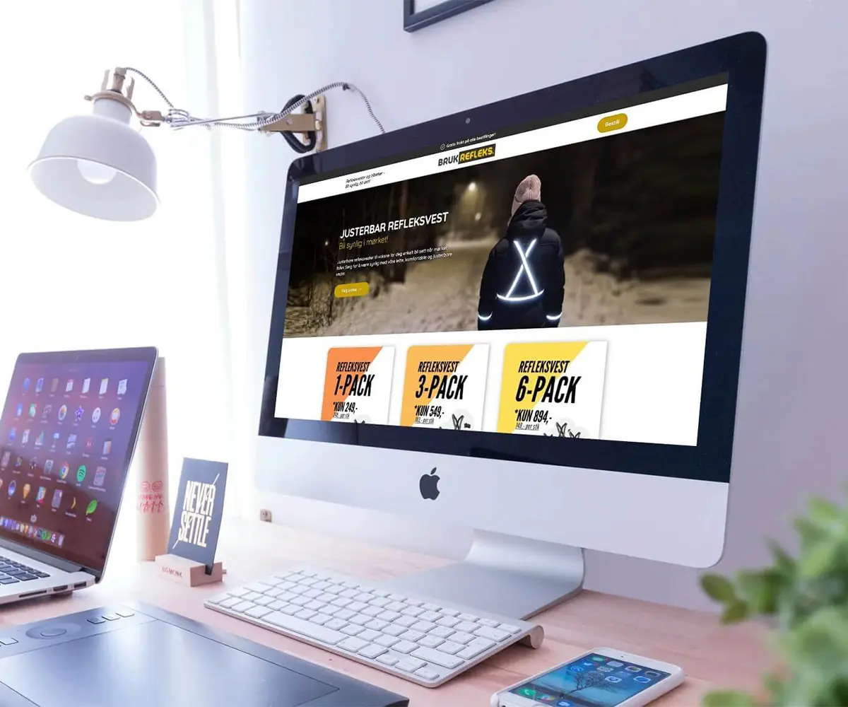 Bilde av en Apple PC skjerm På skjermen er det Brukrefleks sin hjemmeside, i samarbeid med UndrumDesign.