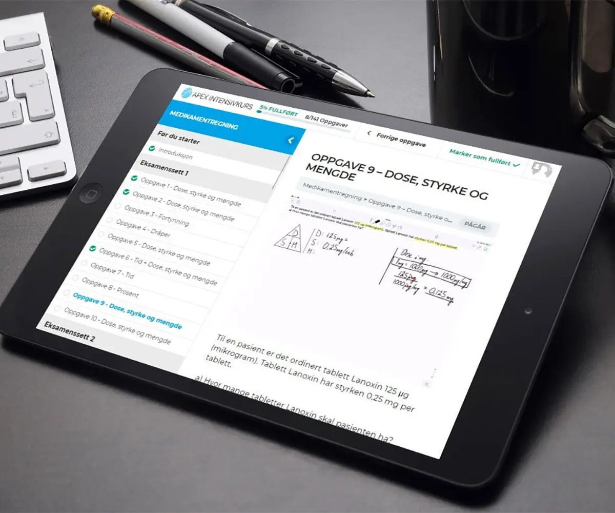 Bilde av en Apple Tablet. På skjermen er det Apex Intensivkurs sin hjemmeside, i samarbeid med UndrumDesign.