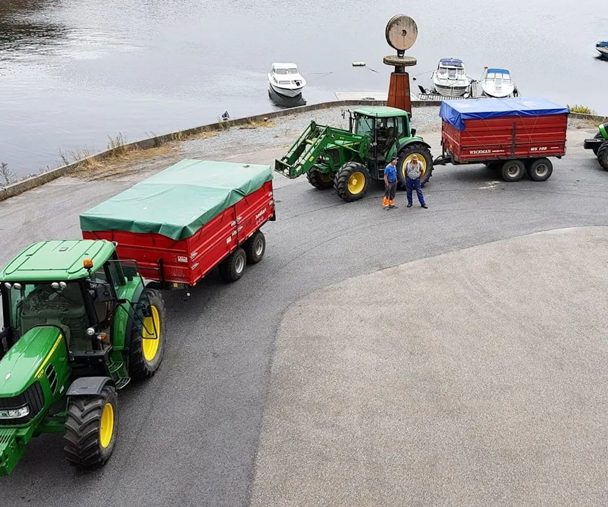 Bilde av traktorer med tilhengere, Øsfoldkorn SA i samarbeid med UndrumDesign
